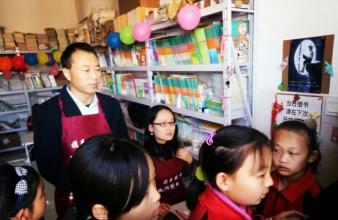 參加社會(huì)公益，為北京金地實(shí)驗(yàn)學(xué)校開設(shè)圖書館、捐書等