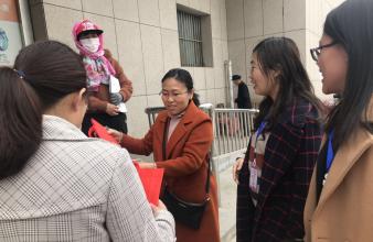 向路人宣傳減少使用塑料垃圾袋，減少白色污染