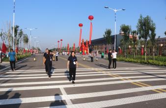 總部職工協(xié)助利津縣高級(jí)中學(xué)開學(xué)當(dāng)日現(xiàn)場梳理交通