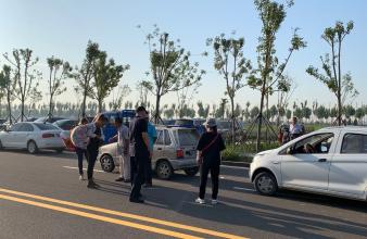 總部職工協(xié)助利津縣高級(jí)中學(xué)開學(xué)當(dāng)日現(xiàn)場梳理交通